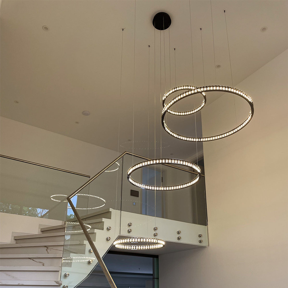 Vue en contre-plongée des anneaux suspendus au-dessus d'un escalier blanc