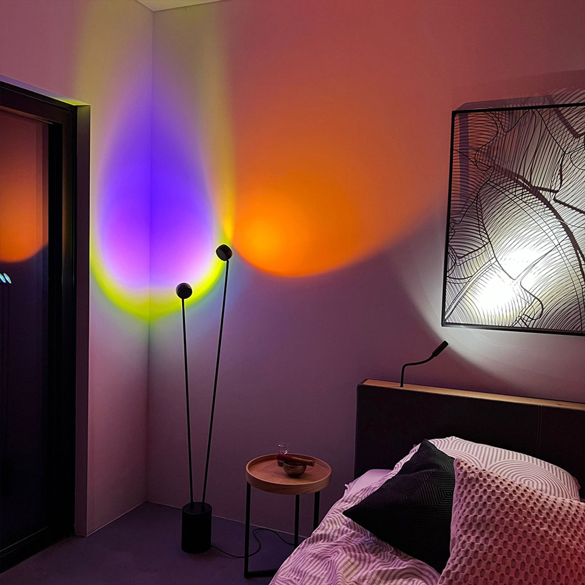 Mise en ambiance nocturne avec halos colorés violet et orange projetés sur les murs