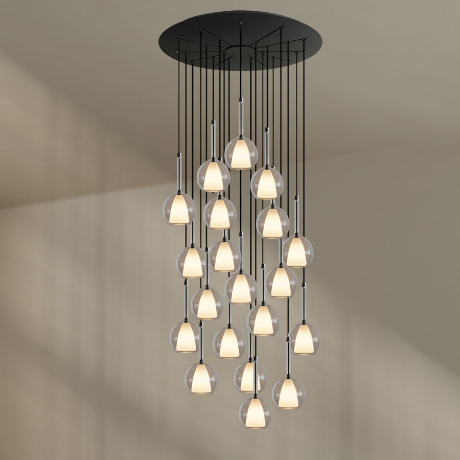 Autre angle du lustre, globes transparents et câbles noirs suspendus en cascade