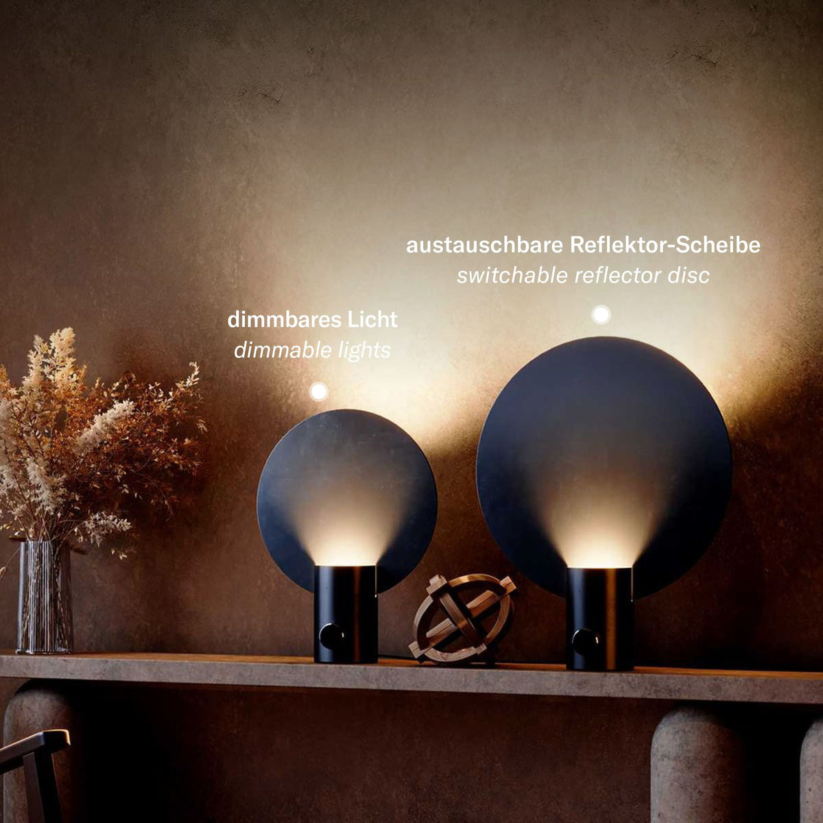 Deux tailles de lampes noires, mentions variateur et disque réflecteur interchangeable en incrustation.