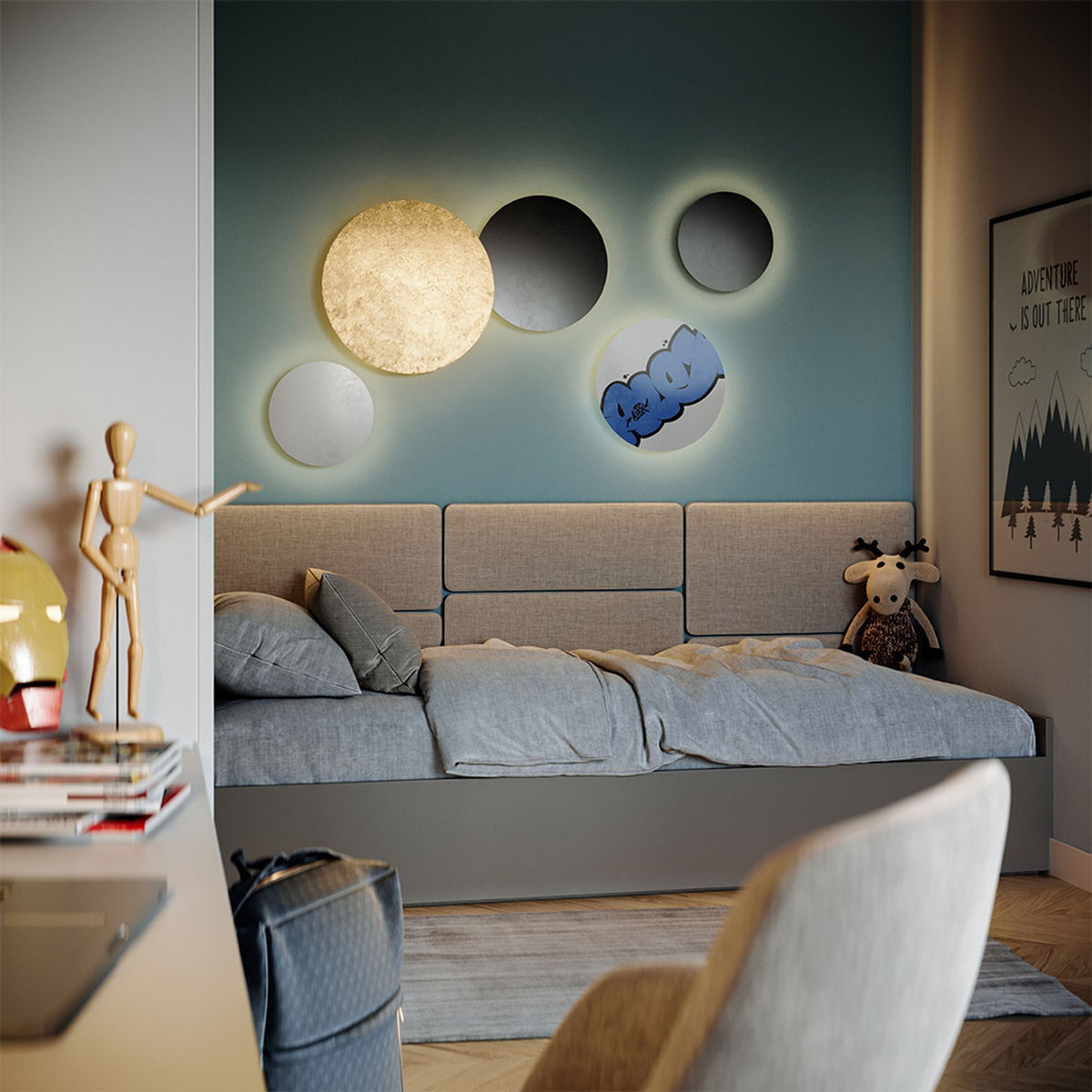 Chambre avec lit et tête de lit, plusieurs disques lumineux fixés au mur bleu au-dessus.