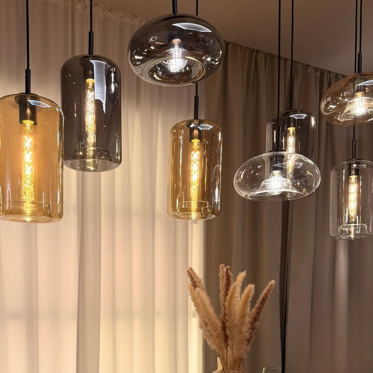 Gros plan de face sur les différentes formes de verre et ampoules filament