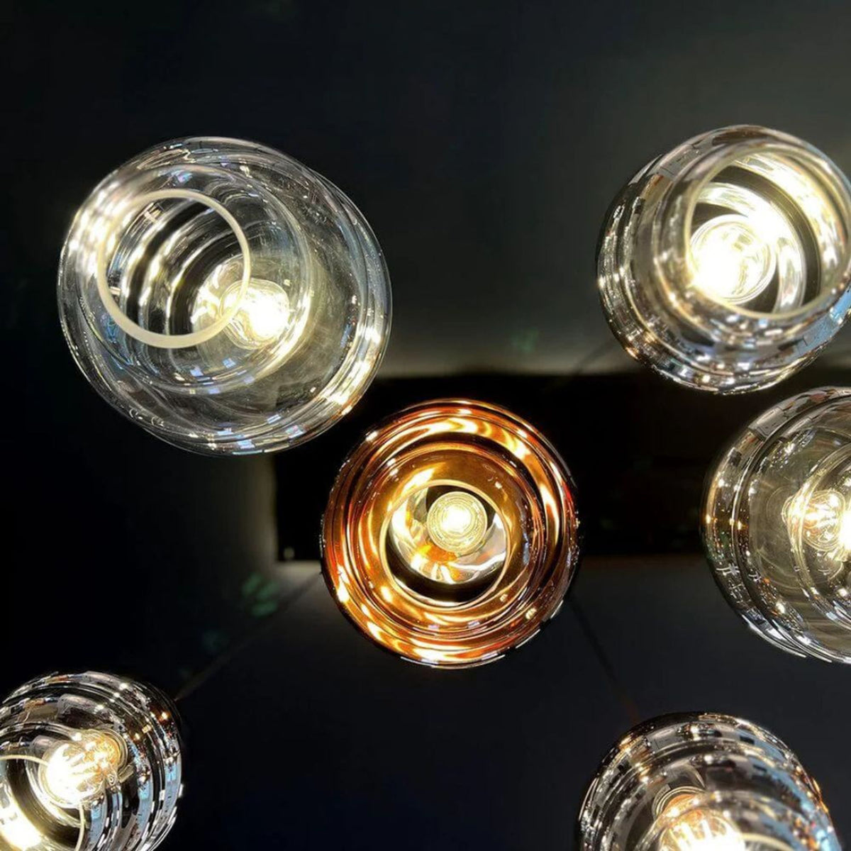 Vue rapprochée des verres striés éclairés, un modèle teinté ambre parmi les clairs