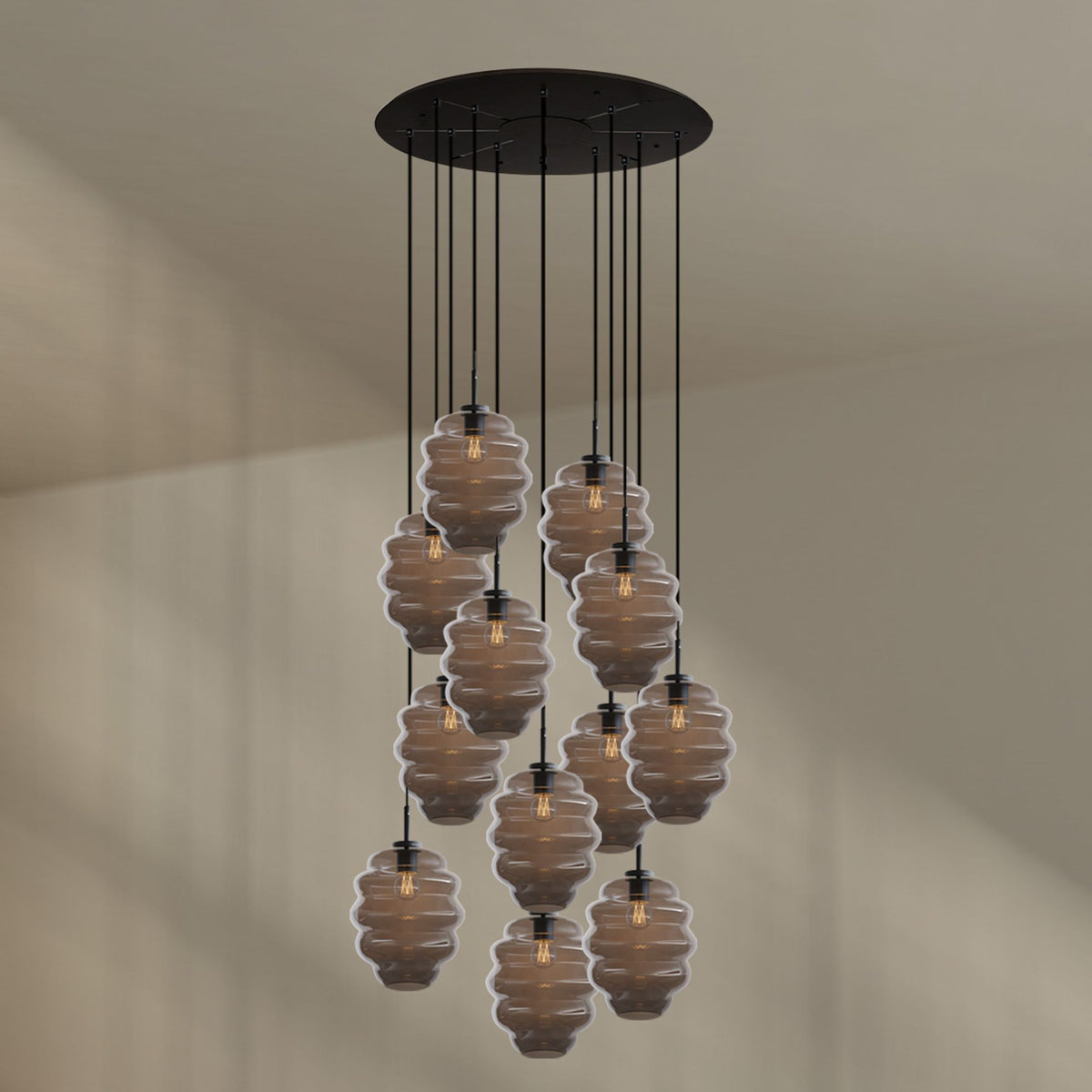 Suspension complète avec verres fumés translucides et câbles noirs verticaux