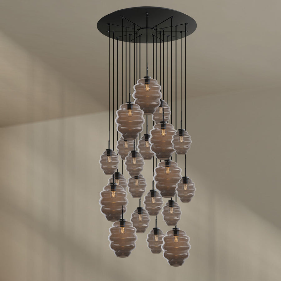 Détail des verres gris fumé translucides suspendus à des câbles noirs.