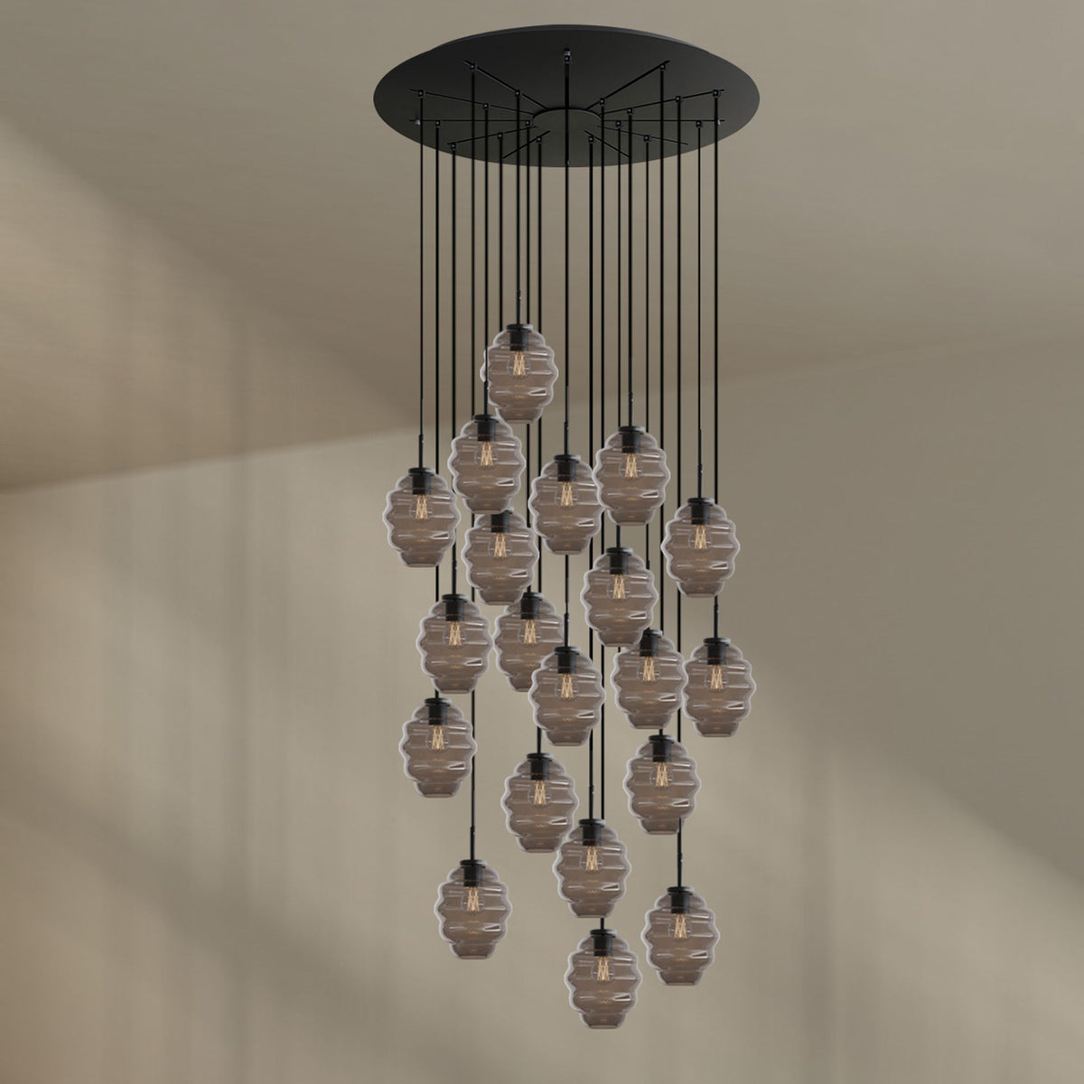 Même suspension en verre fumé translucide, câbles noirs et rosace ronde
