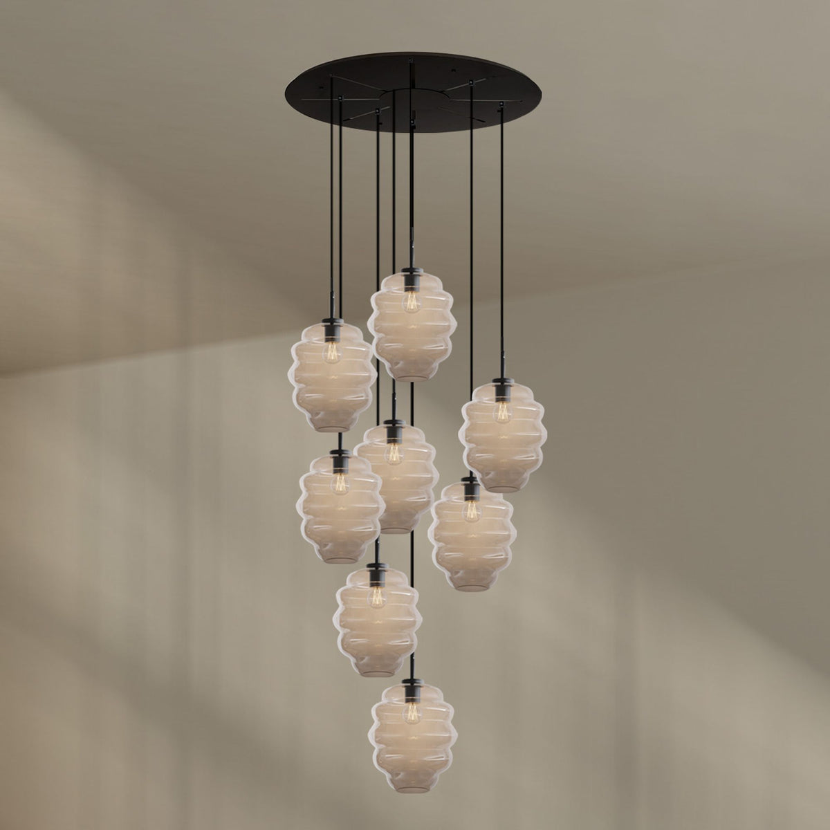 Configuration identique avec verres blancs opalins suspendus à hauteurs différentes