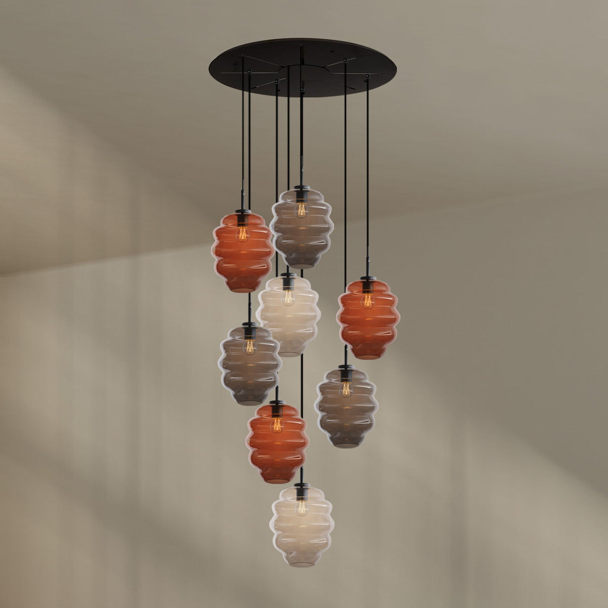 Détail des trois teintes associées, ambre, fumé et blanc, sur câbles noirs