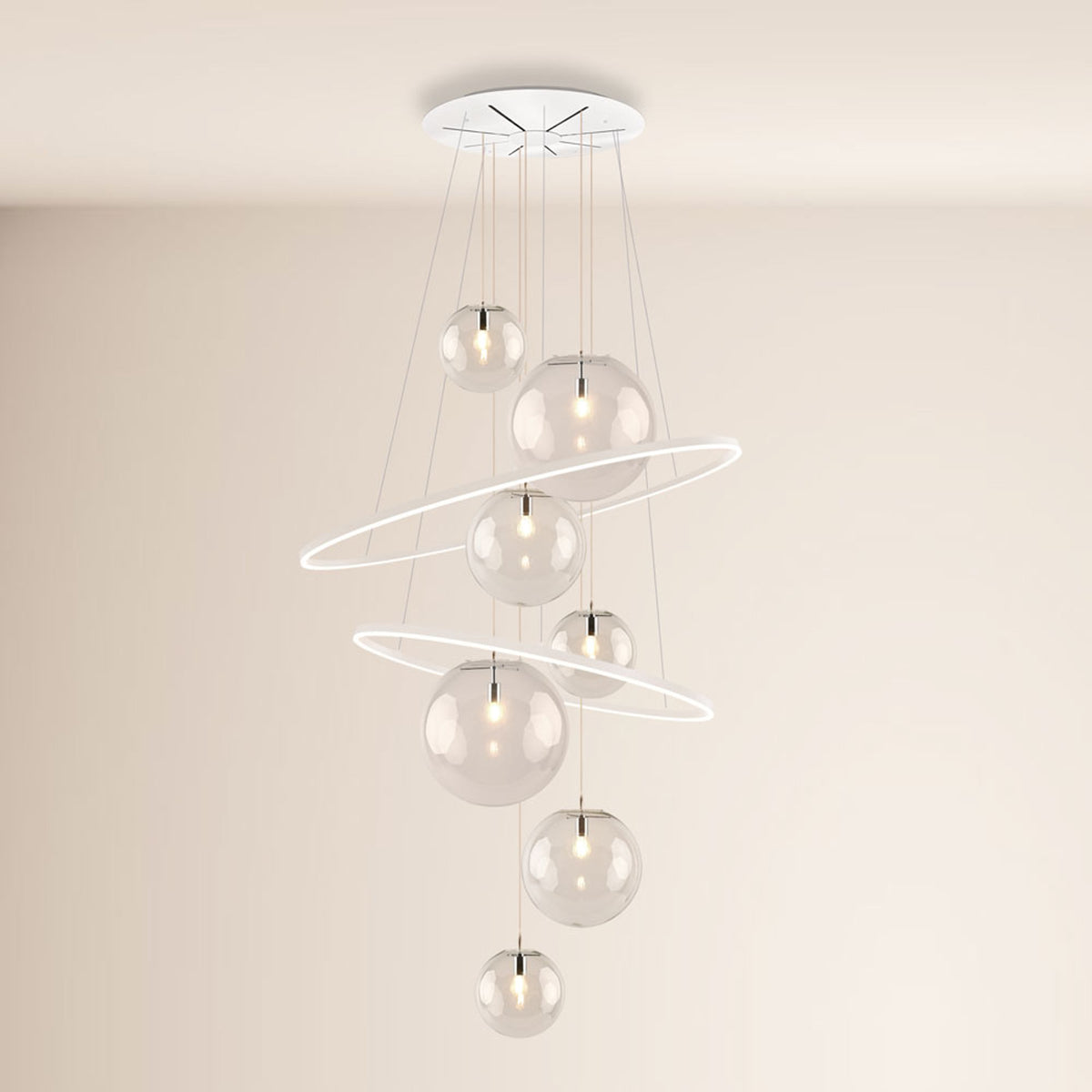 Produit de face sur fond clair, suspension blanche à huit globes transparents