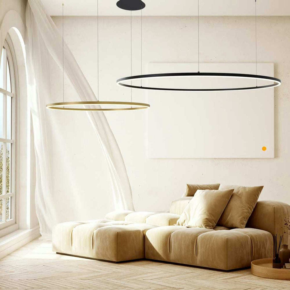 Suspension double anneaux lumineuse suspendue au-dessus d'un canapé beige en intérieur clair