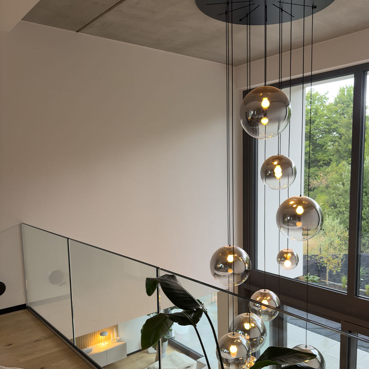 Détail du câble fin et de la boule en verre fumé allumée