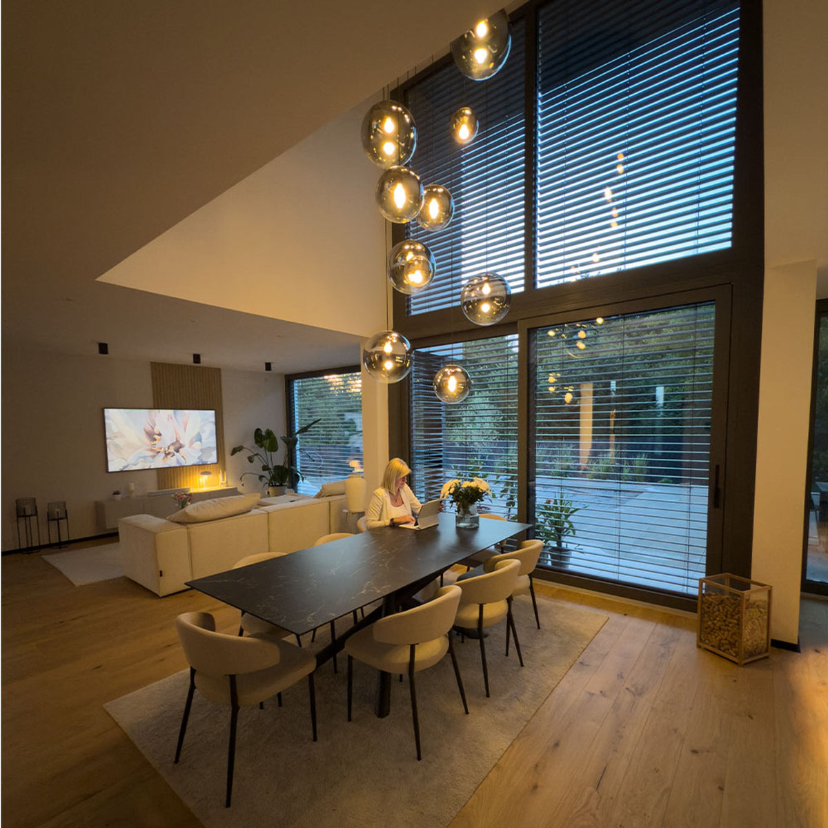 Mise en ambiance au-dessus d'une grande table de salle à manger contemporaine.