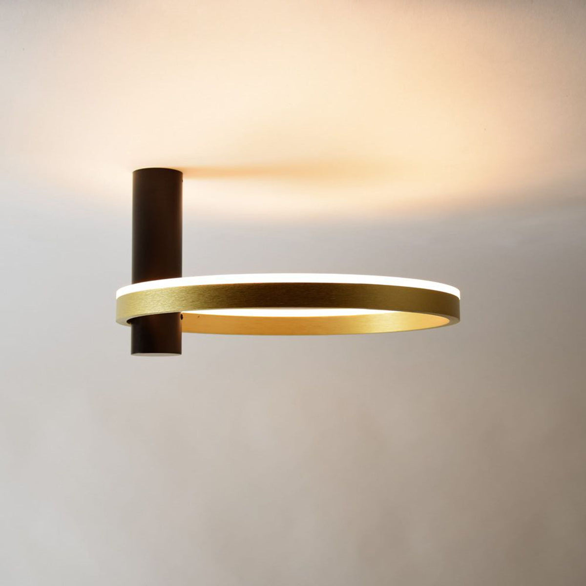Plafonnier LED anneau doré fixé au plafond, vue de face sur fond clair.