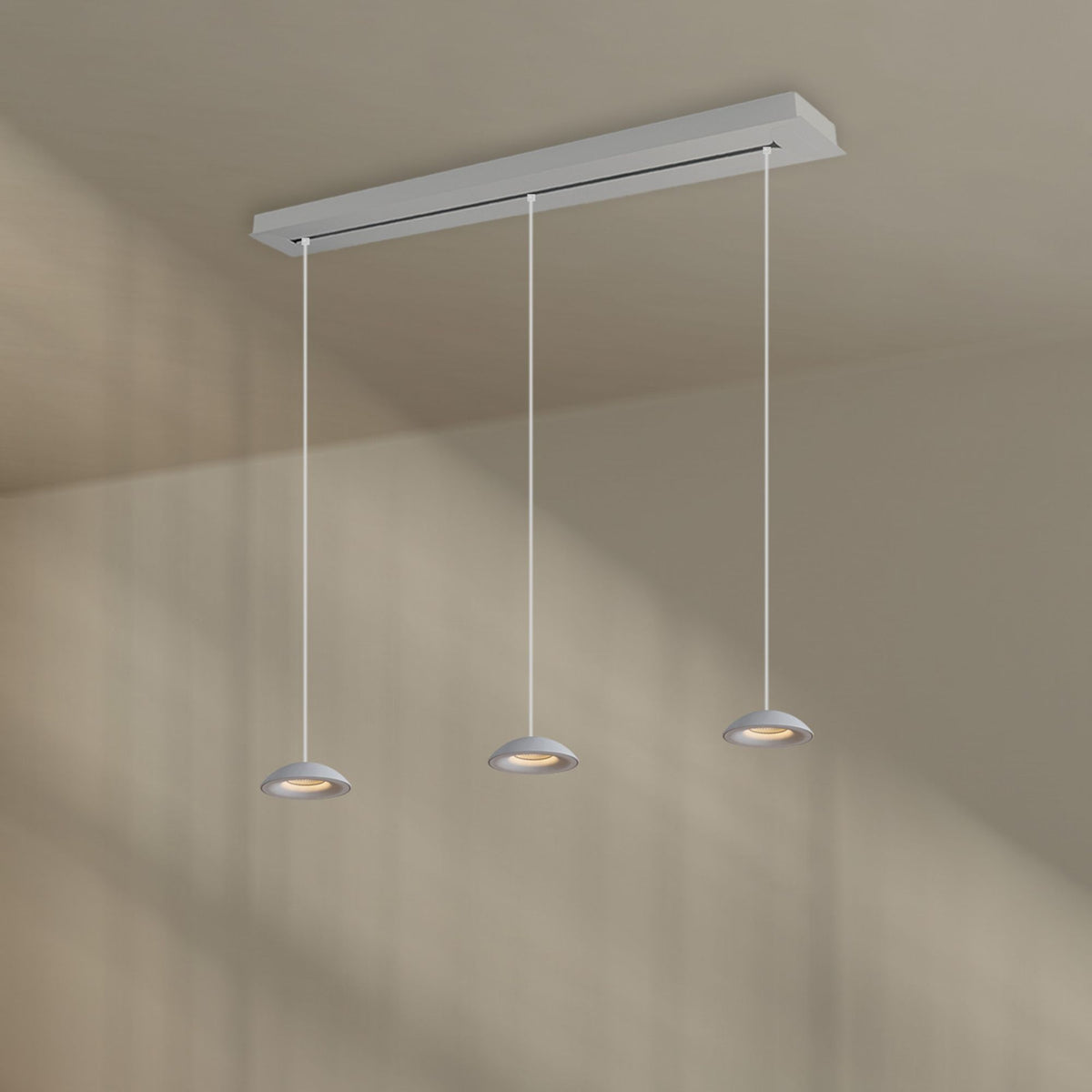 Version blanche fixée au plafond, trois abat-jours hémisphériques suspendus côte à côte