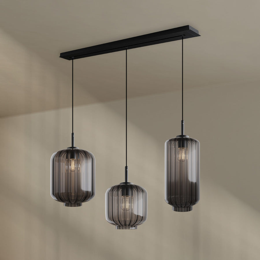 Détail produit des trois globes en verre fumé gris, côtes verticales et ampoules visibles