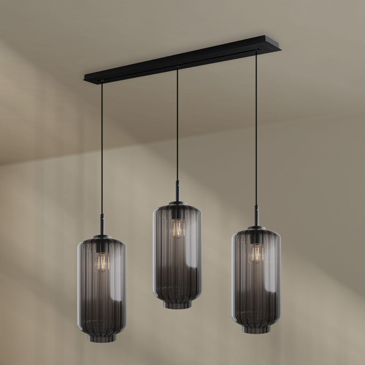 Vue de face, trois verres fumés gris suspendus à une barre noire fixée au plafond