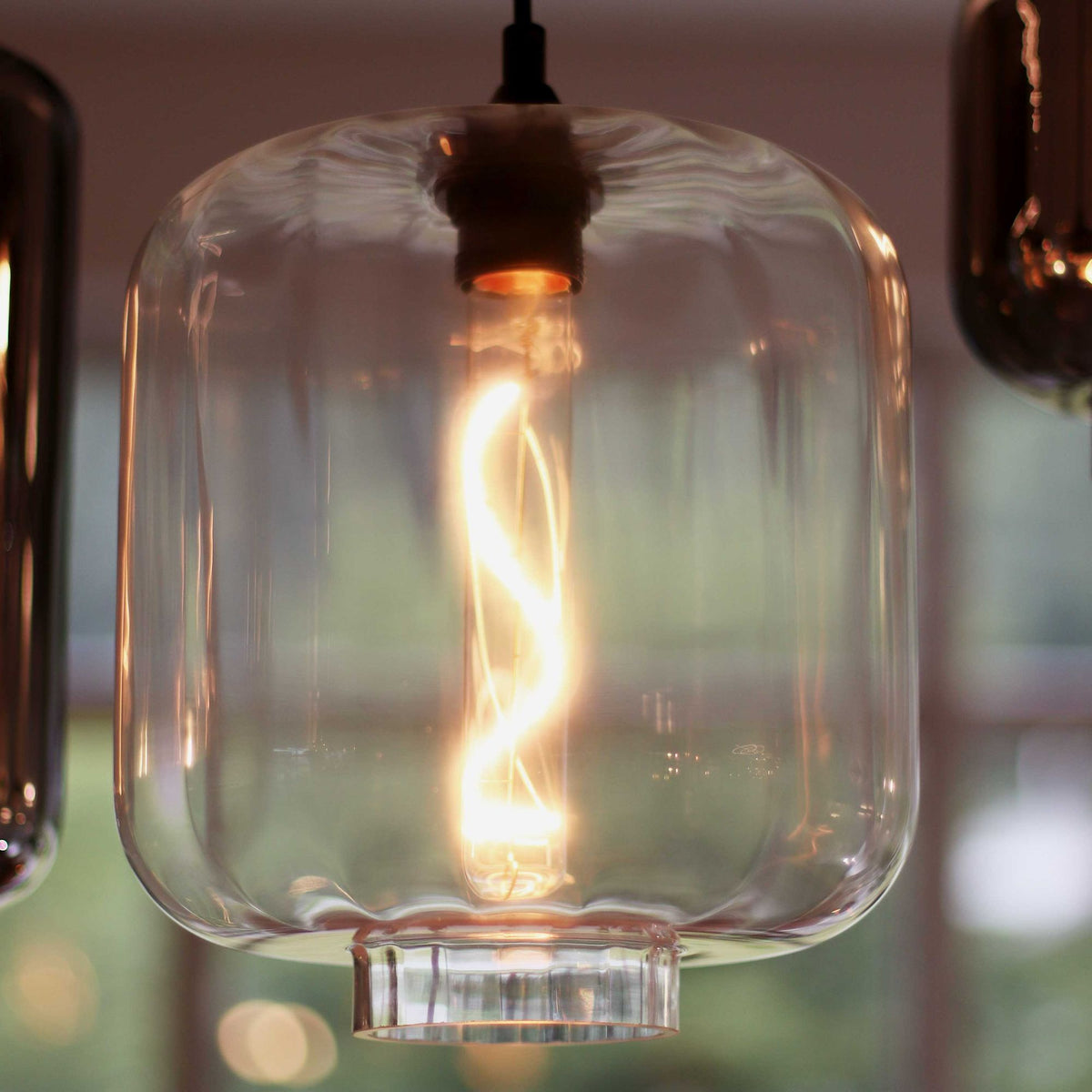 Détail rapproché du verre transparent et de l'ampoule filament torsadée
