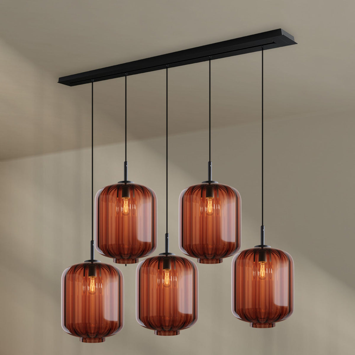 Cinq globes de verre ambré cannelé suspendus à une barre noire linéaire