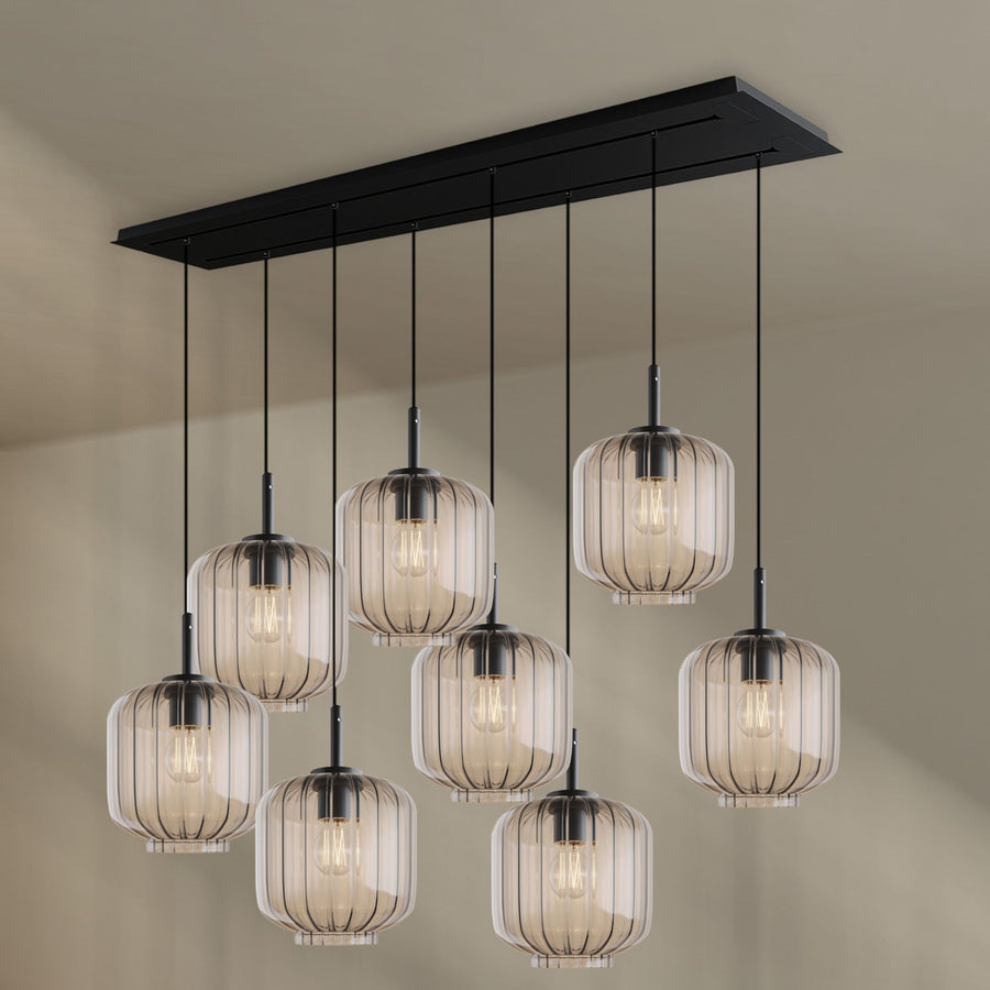 Produit de face, huit globes transparents côtelés et structure métallique noire