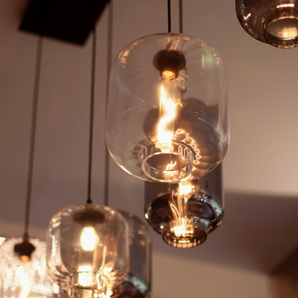 Gros plan sur un globe en verre transparent éclairé, reflets et ampoule visible