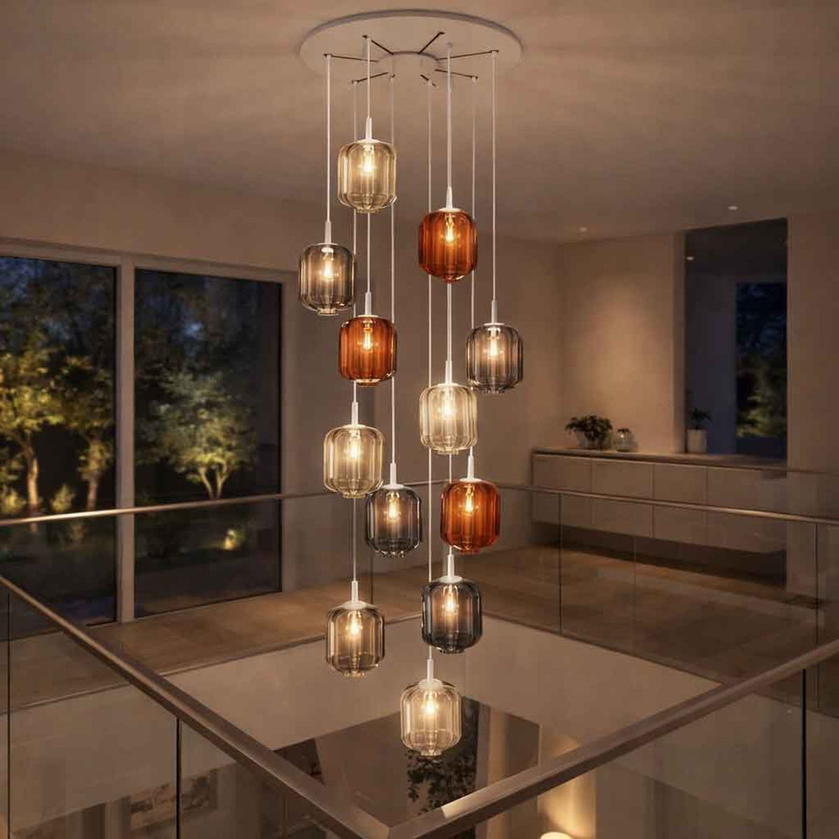 Suspension à douze verres colorés suspendus en cascade au-dessus d'une cage d'escalier