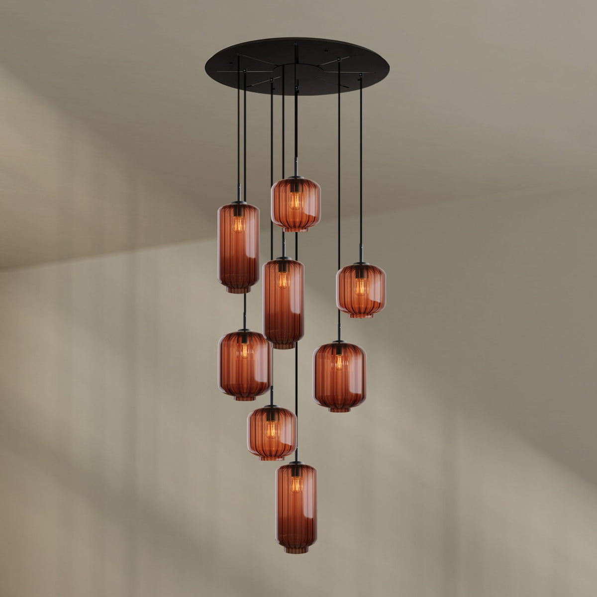 Huit globes de verre ambré cannelé suspendus sous une rosace noire ronde