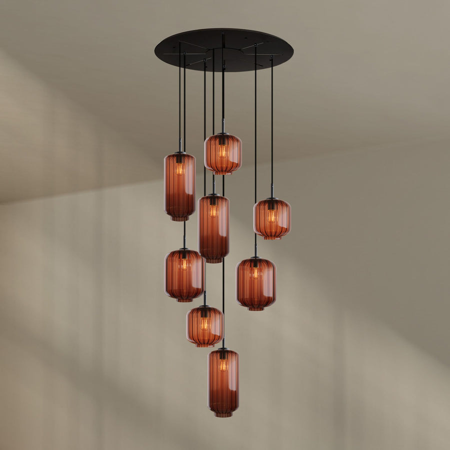 Huit globes de verre ambré cannelé suspendus sous une rosace noire ronde