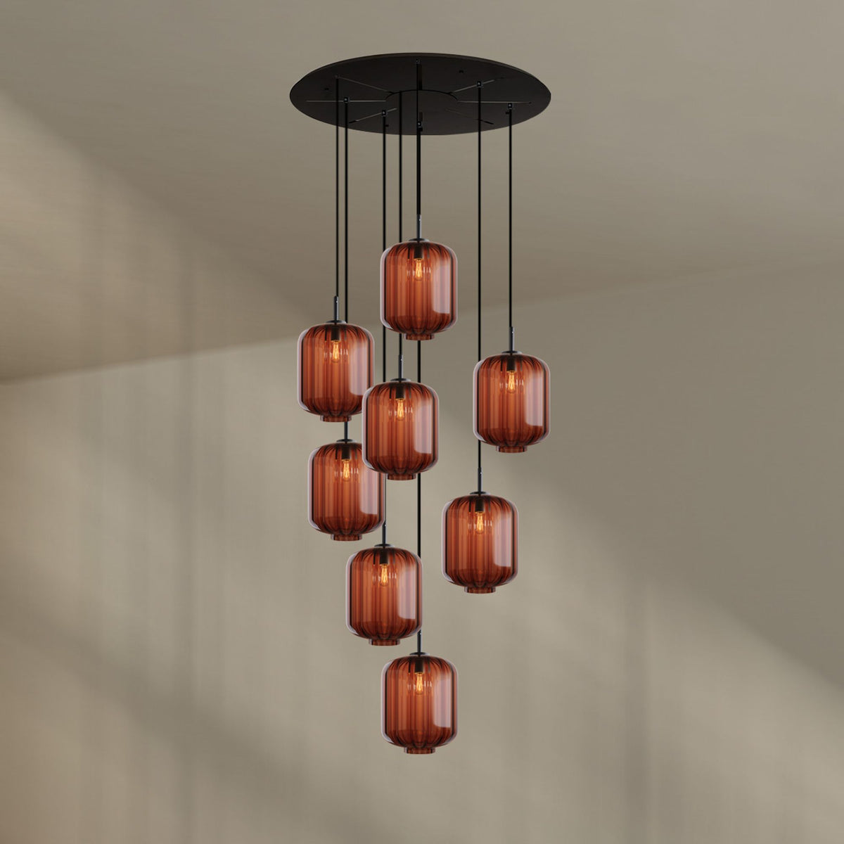 Vue de face du luminaire complet, rosace noire et huit verres ambrés.