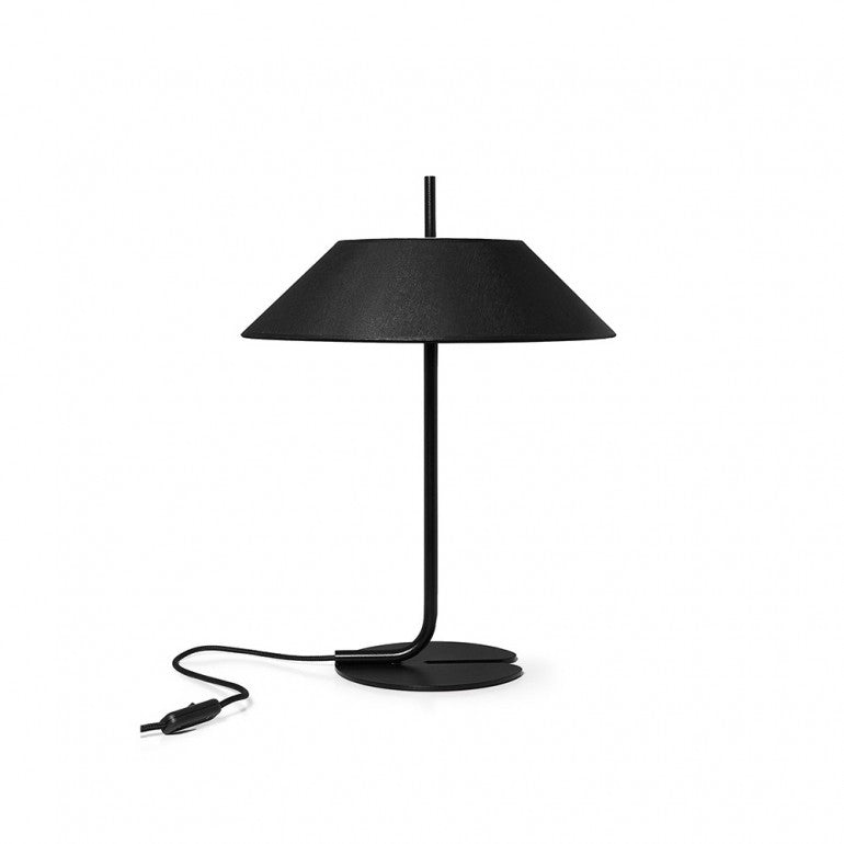 Lampe à poser noire de face, abat-jour conique, tige fine et câble sur fond blanc