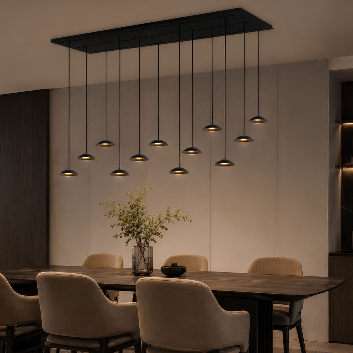 Suspension noire à douze lumières suspendue au-dessus d'une table de salle à manger