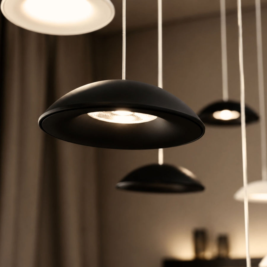 Détail rapproché d'une coupelle noire diffusant une lumière LED chaude