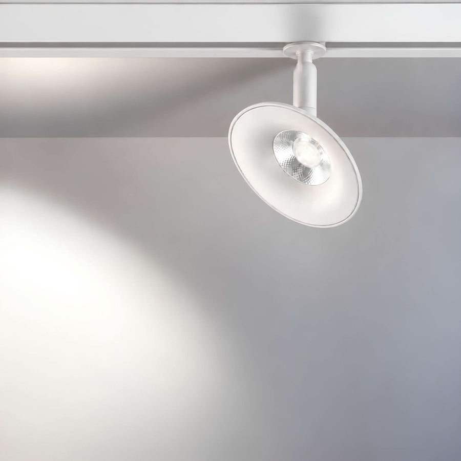 Spot blanc LED allumé, tête inclinée, lumière blanche diffuse dans la pièce