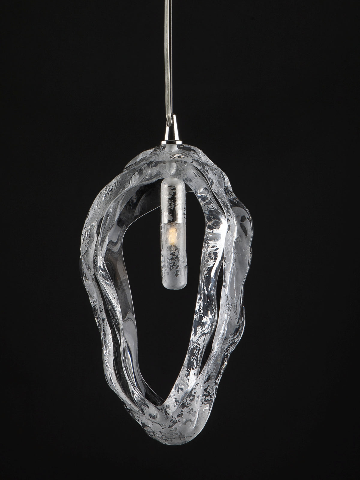 Suspension en verre transparent bouclé, vue de face sur fond noir, éclairage allumé