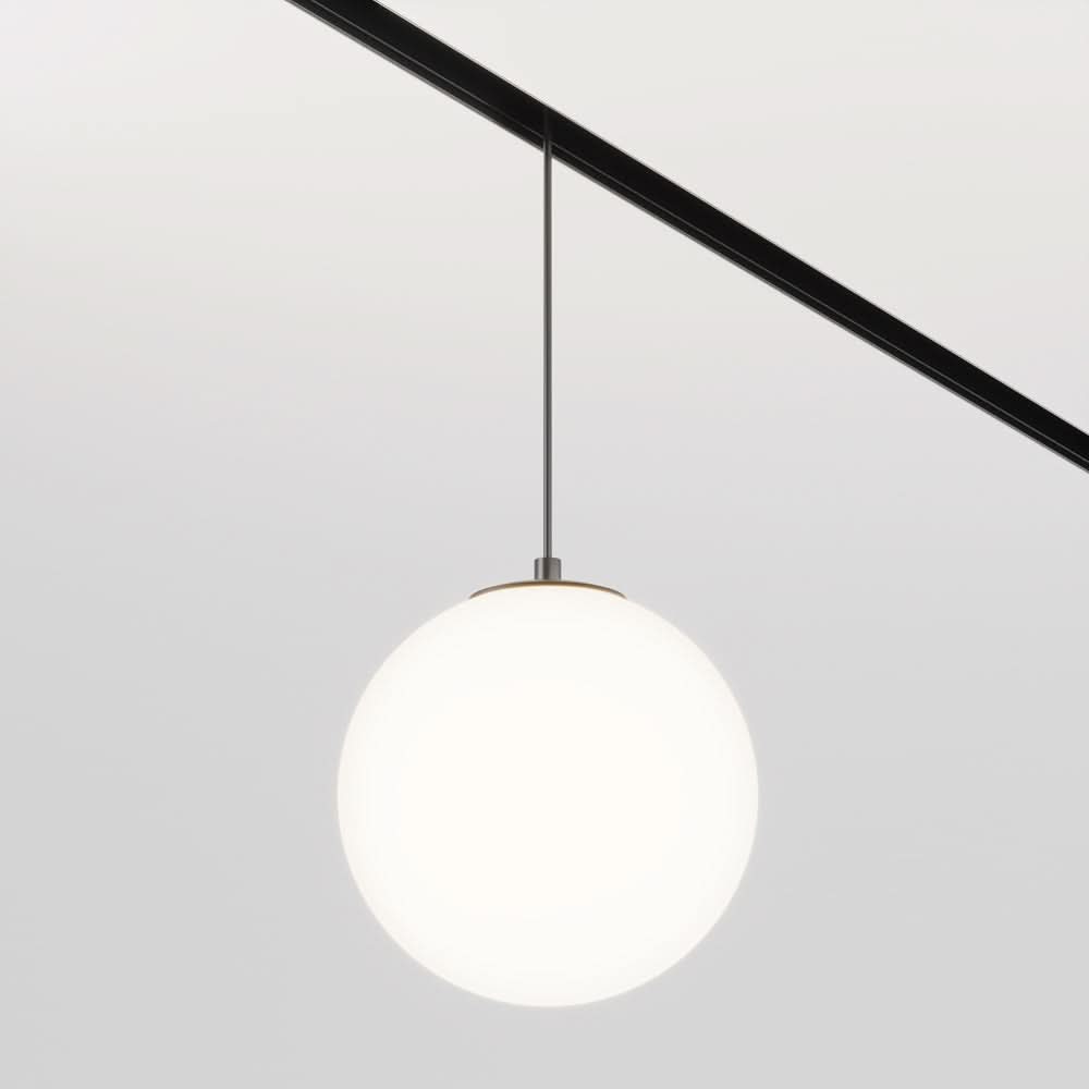 Globe blanc opalin suspendu à un rail noir, luminaire vu de face
