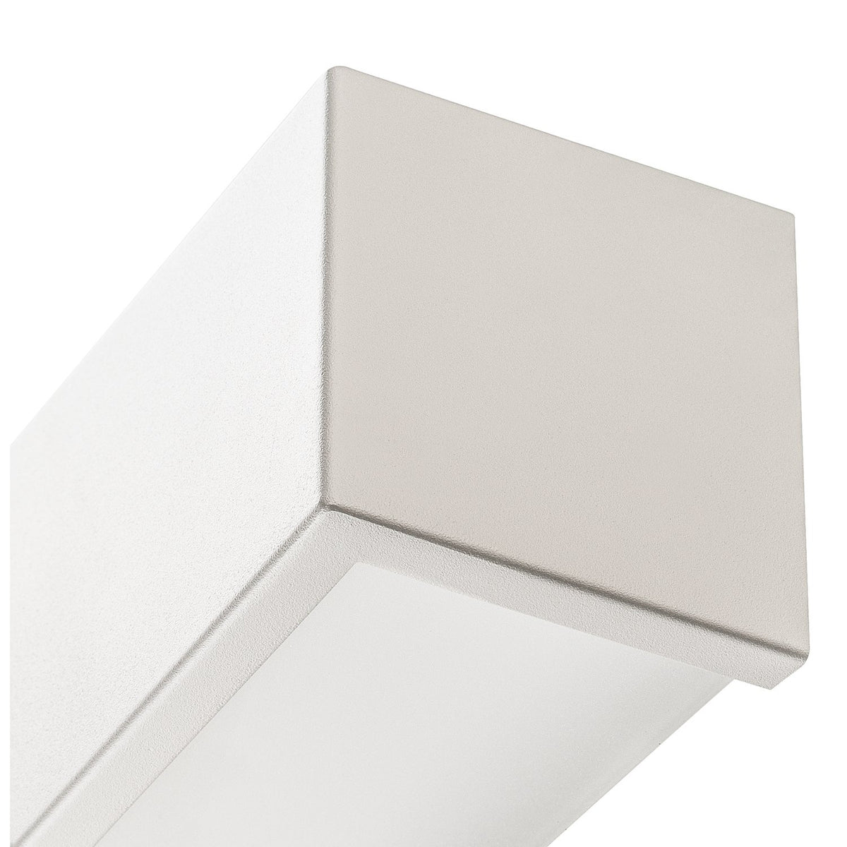 Détail en gros plan de l’angle du boîtier blanc et de sa finition mate.
