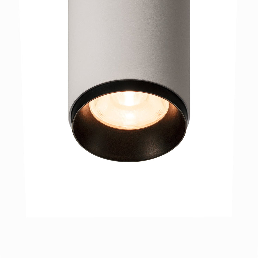 Détail du bas allumé, rebord noir et lumière chaude.
