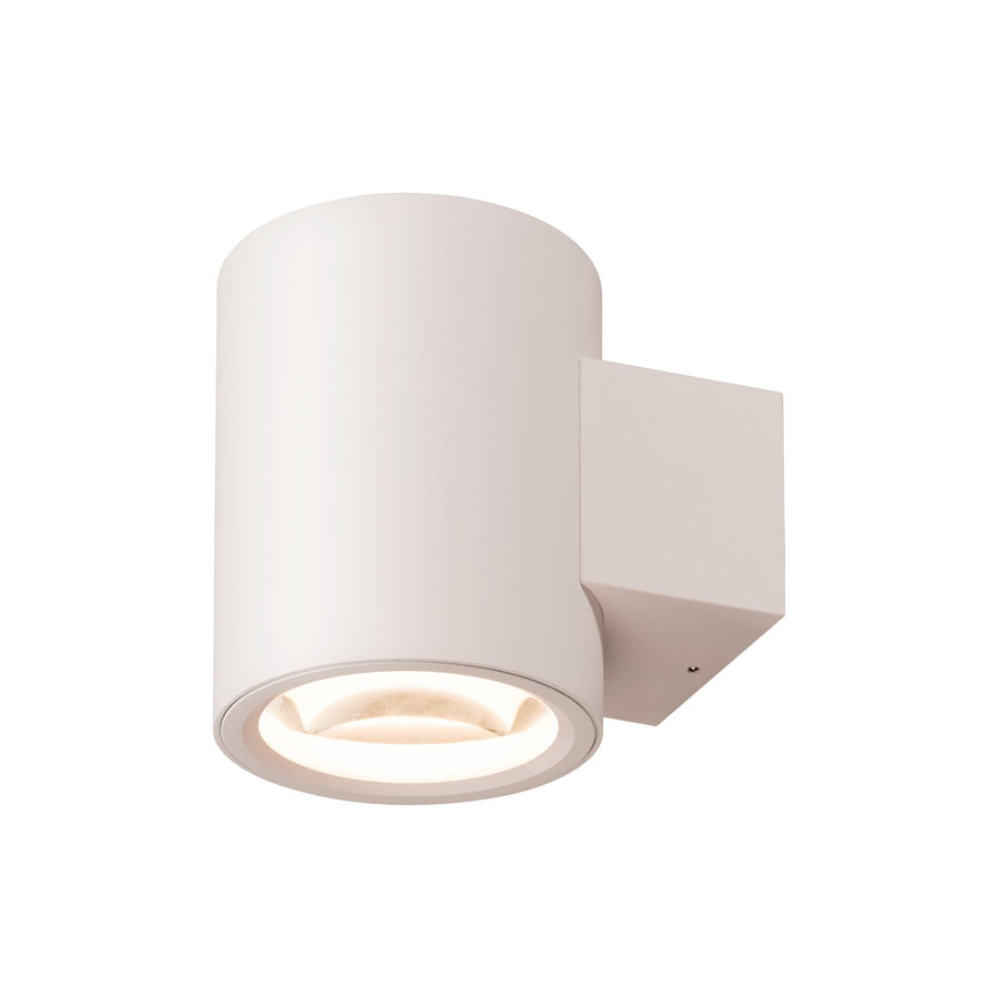 Applique murale blanche cylindrique vue de trois quarts, diffuseur en verre allumé