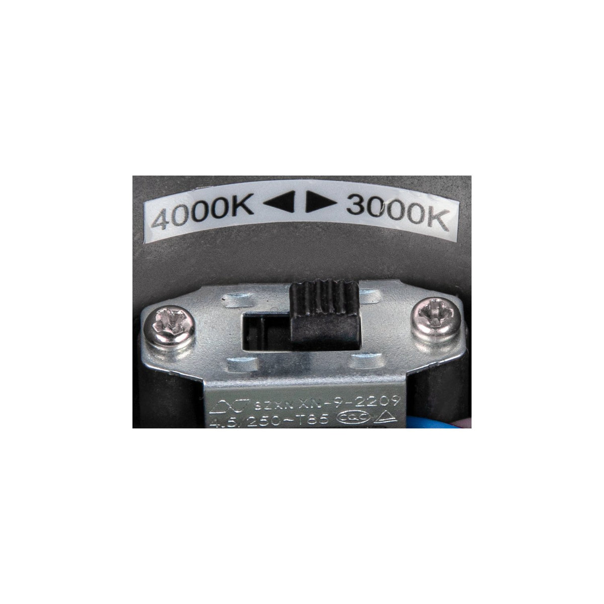 Détail du commutateur de température de couleur 3000K et 4000K sur le luminaire