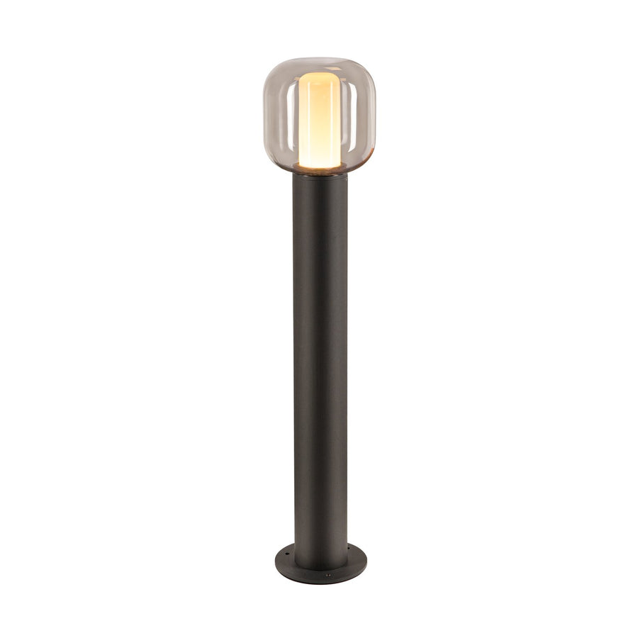 Lampadaire extérieur anthracite sur fond blanc, diffuseur ovale en verre allumé.