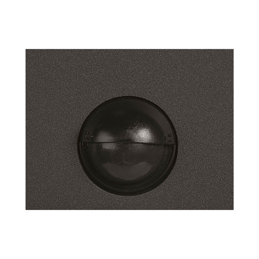 Détail du détecteur de mouvement noir intégré sur le corps anthracite texturé.