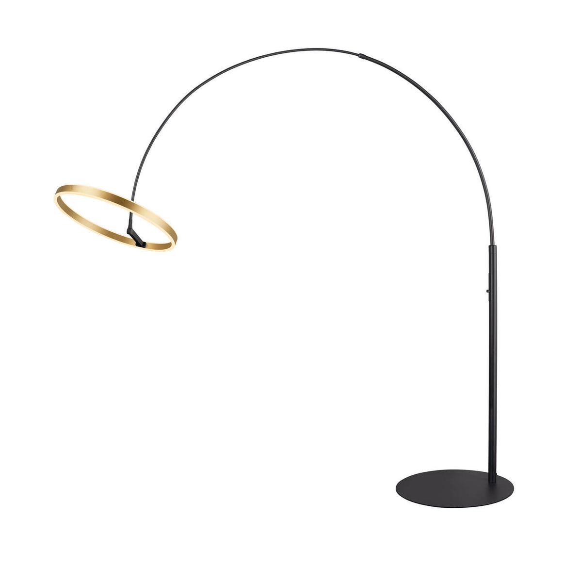 Vue en angle du lampadaire arc, anneau laiton incliné et base noire ronde