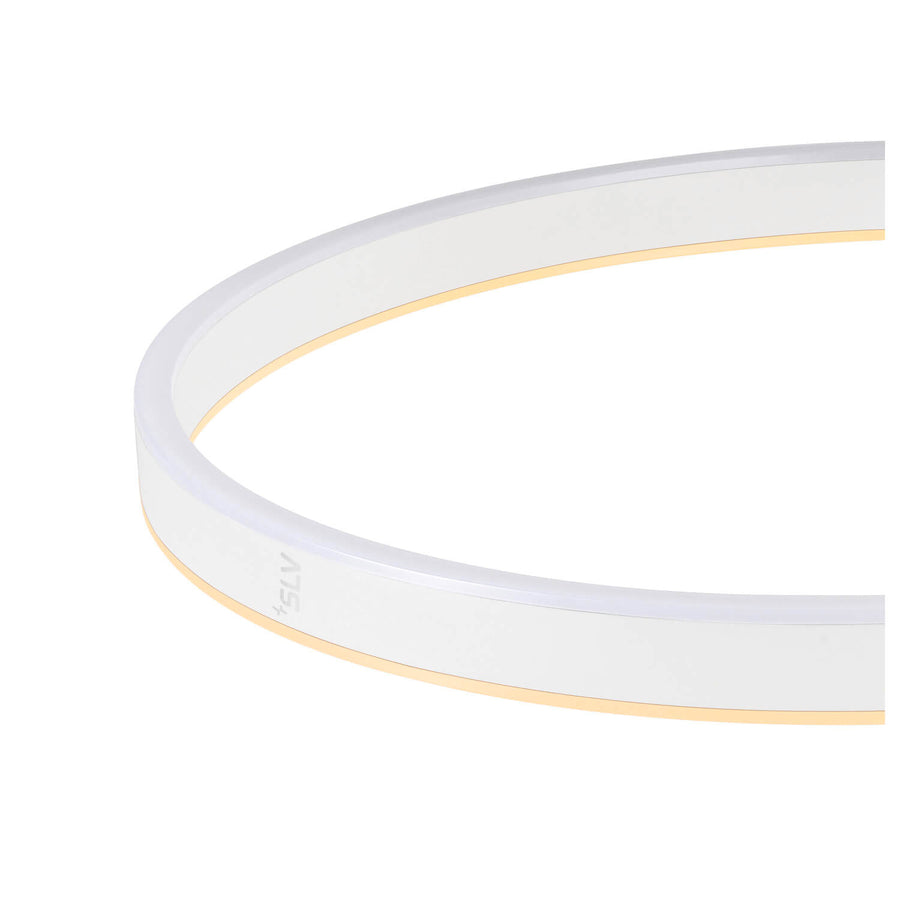 Gros plan sur le bandeau LED périphérique de l'anneau, lumière chaude.