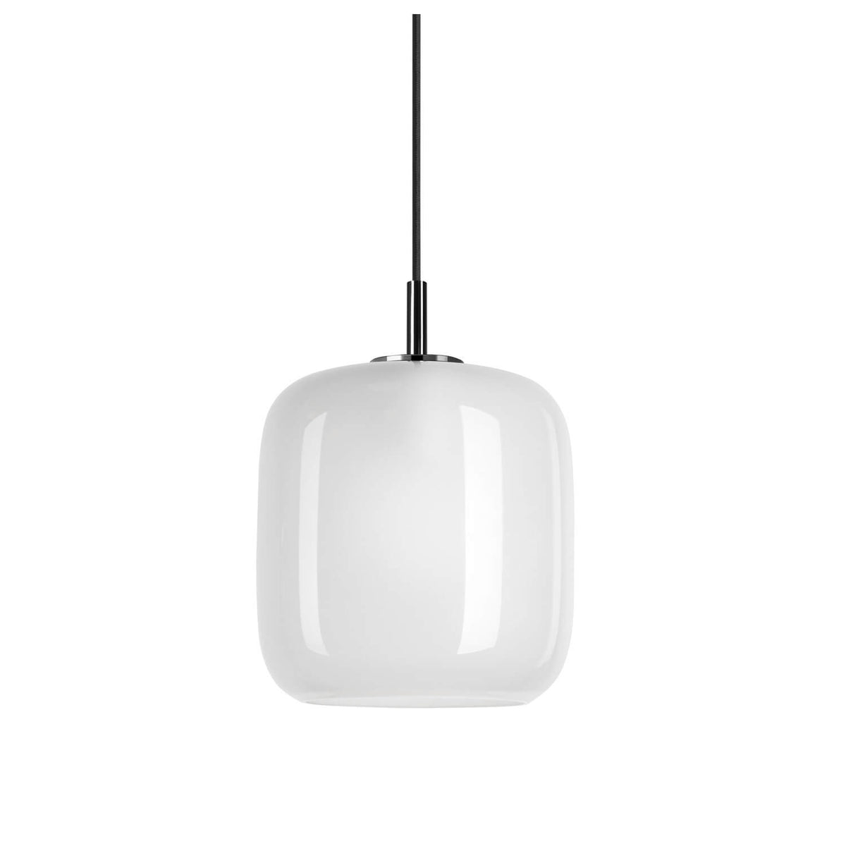 Vue de face éteinte, suspension en verre opalin blanc au câble noir.
