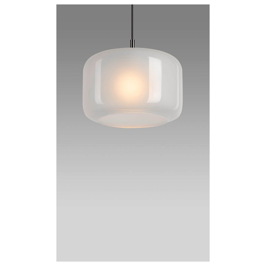 Suspension allumée diffusant une lumière chaude sur fond gris.