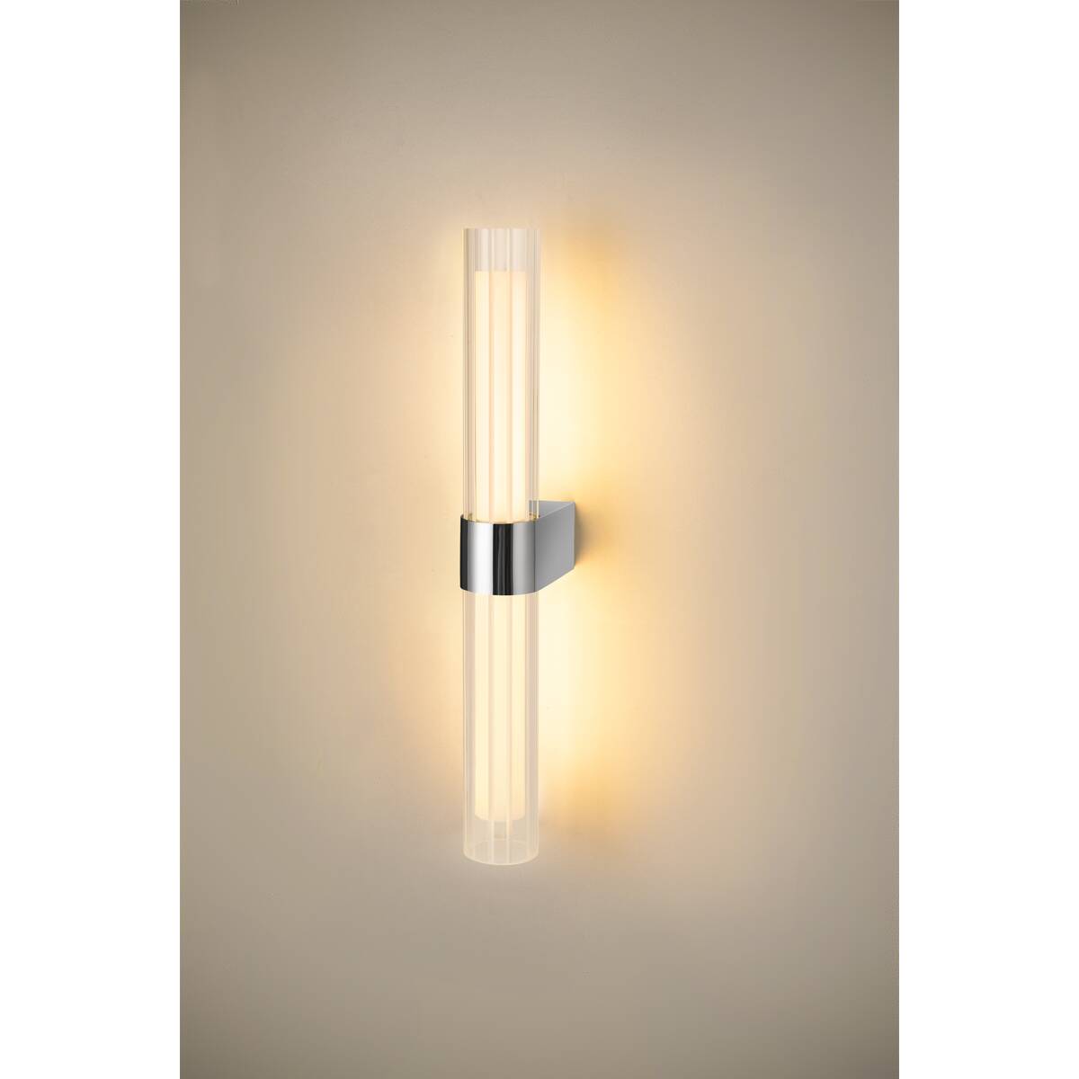 Applique allumée sur mur beige, halo lumineux chaud et reflet doux.