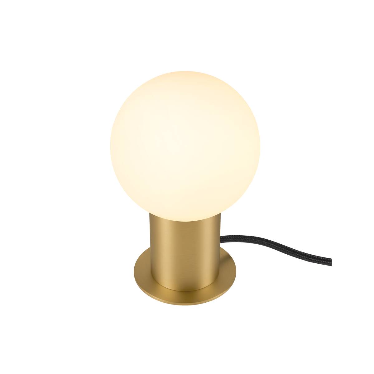Lampe à poser allumée avec globe opalin et base cylindrique en laiton.