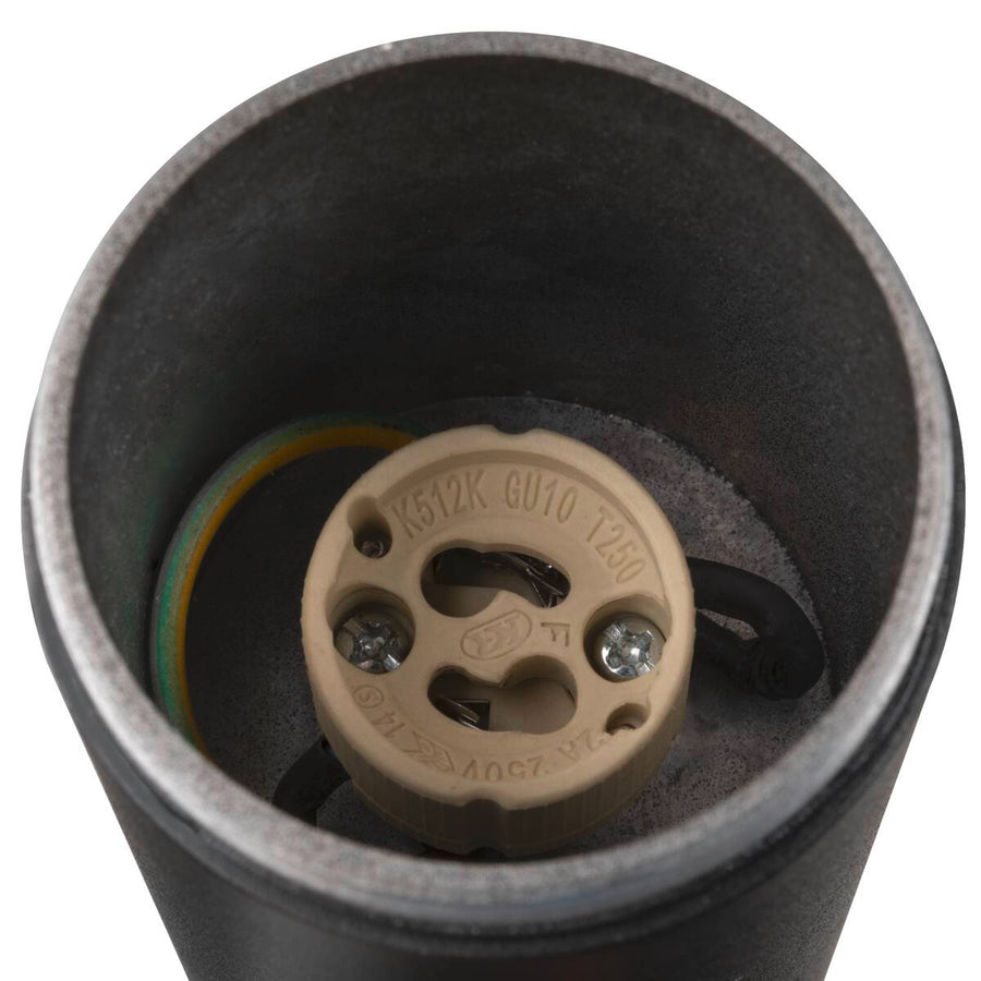 Vue rapprochée de la douille GU10 beige à l'intérieur du cylindre métallique noir.
