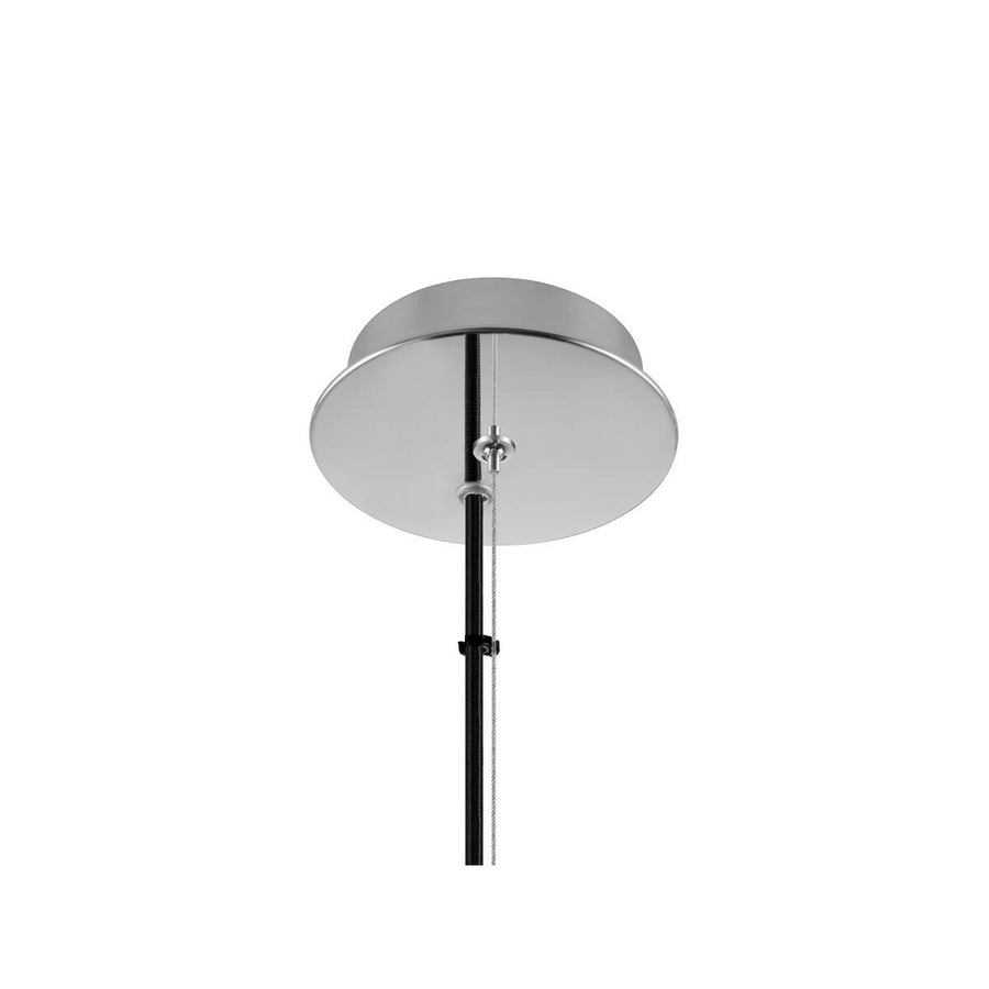Détail de la rosace chromée fixée au plafond, avec le câble de suspension.