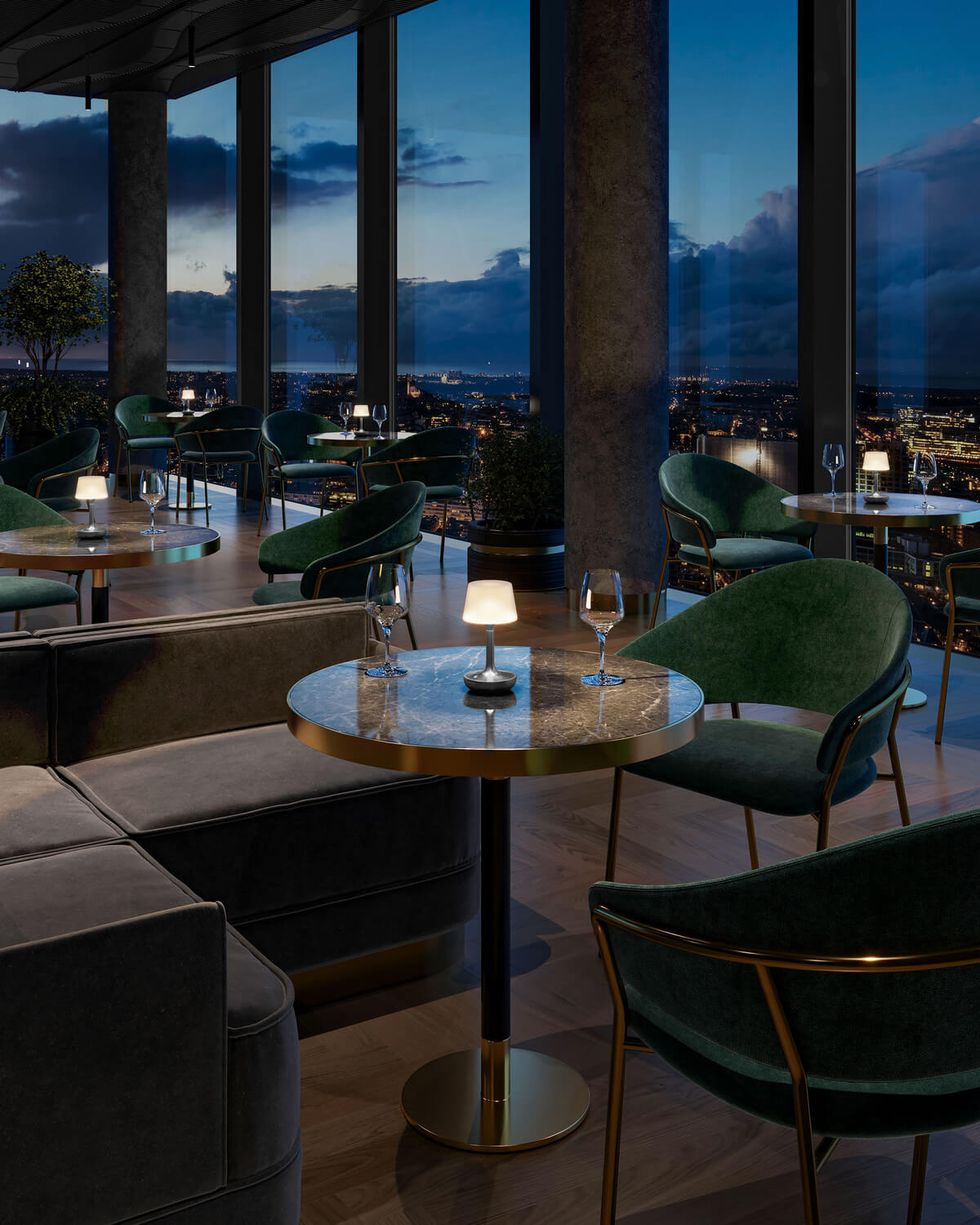 Mise en ambiance d'un bar panoramique avec plusieurs lampes éclairant les tables.