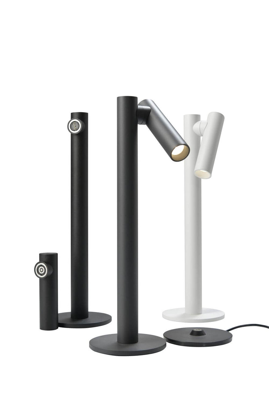 Plusieurs lampes à poser noires et blanches de tailles différentes présentées côte à côte